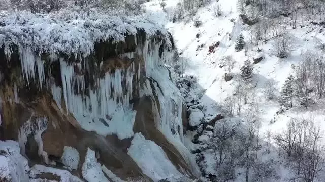 Soğuk hava şelaleyi ve göleti dondurdu Soğuk hava şelaleyi ve göleti dondurdu