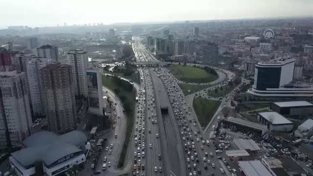 Sokağa çıkma kısıtlaması öncesinde trafik yoğunluğu arttı Sokağa çıkma kısıtlaması öncesinde trafik yoğunluğu arttı