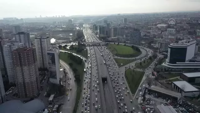Sokağa çıkma kısıtlaması öncesinde trafik yoğunluğu arttı Sokağa çıkma kısıtlaması öncesinde trafik yoğunluğu arttı