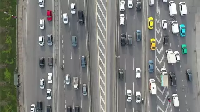 Sokağa çıkma kısıtlaması öncesinde trafik yoğunluğu arttı Sokağa çıkma kısıtlaması öncesinde trafik yoğunluğu arttı