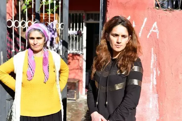 Sokak satıcıları kadının altın küpe ve 350 lirasını alıp, el sallayarak kaçtı Sokak satıcıları kadının altın küpe ve 350 lirasını alıp, el sallayarak kaçtı