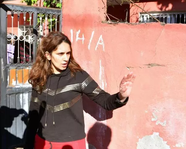 Sokak satıcıları kadının altın küpe ve 350 lirasını alıp, el sallayarak kaçtı Sokak satıcıları kadının altın küpe ve 350 lirasını alıp, el sallayarak kaçtı