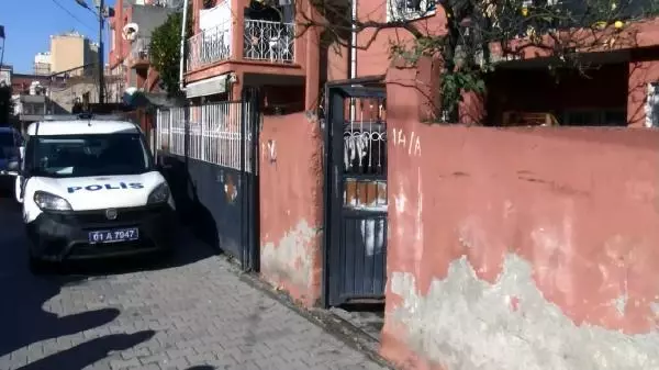 Sokak satıcıları kadının altın küpe ve 350 lirasını alıp, el sallayarak kaçtı Sokak satıcıları kadının altın küpe ve 350 lirasını alıp, el sallayarak kaçtı