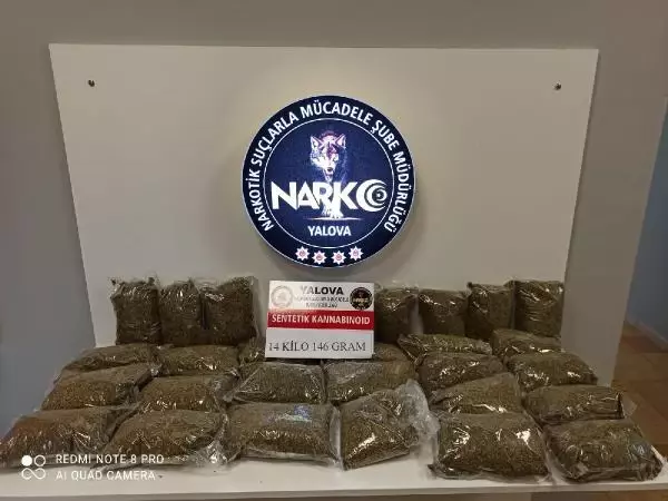 Şüphe üzerine köprü girişinde durdurulan araçta 14 kilo uyuşturucu ele geçirildi Şüphe üzerine köprü girişinde durdurulan araçta 14 kilo uyuşturucu ele geçirildi