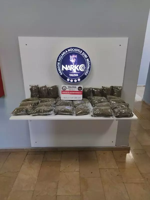 Şüphe üzerine köprü girişinde durdurulan araçta 14 kilo uyuşturucu ele geçirildi Şüphe üzerine köprü girişinde durdurulan araçta 14 kilo uyuşturucu ele geçirildi
