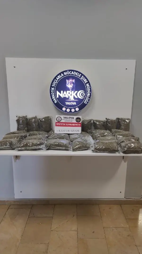 Şüphe üzerine köprü girişinde durdurulan araçta 14 kilo uyuşturucu ele geçirildi Şüphe üzerine köprü girişinde durdurulan araçta 14 kilo uyuşturucu ele geçirildi