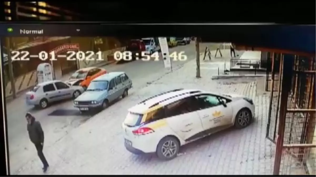 Taksi ile otomobilin çarpışması kamerada; 4 yaralı