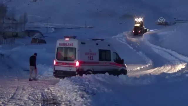 Son dakika: Tansiyon hastası kadın karla kaplı yolun açmasıyla hastaneye ulaştırıldı Son dakika: Tansiyon hastası kadın karla kaplı yolun açmasıyla hastaneye ulaştırıldı