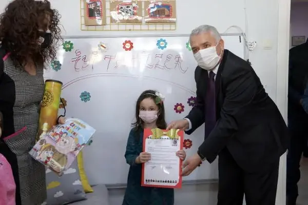 Tekirdağ'da karneleri Vali Yıldırım dağıttı Tekirdağ'da karneleri Vali Yıldırım dağıttı