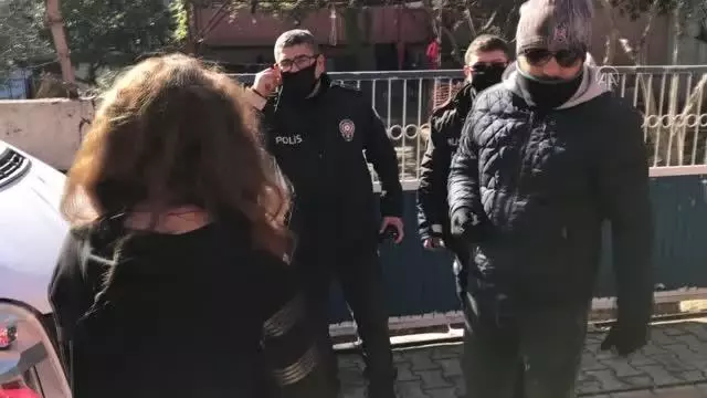 Tencere satma bahanesiyle kandırdıkları kadının küpe ve parasını çaldıkları iddiası Tencere satma bahanesiyle kandırdıkları kadının küpe ve parasını çaldıkları iddiası