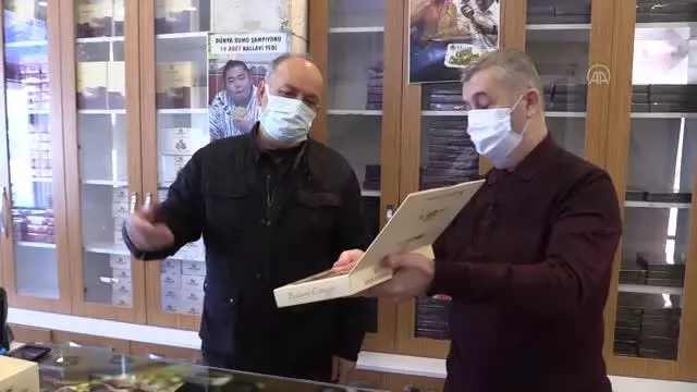 Ünlü Türk cerrahı Öz için Osmanlı'nın şifalı helvası 'devai-misk'ten Türk bayrağı yapıldı Ünlü Türk cerrahı Öz için Osmanlı'nın şifalı helvası 'devai-misk'ten Türk bayrağı yapıldı