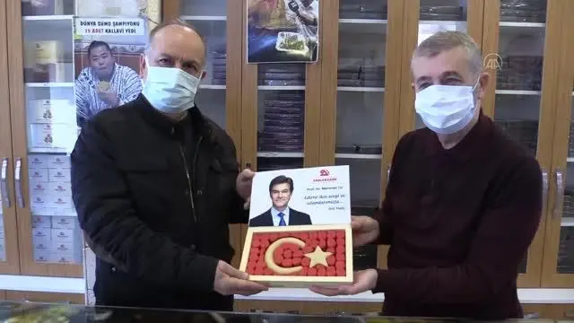 Ünlü Türk cerrahı Öz için Osmanlı'nın şifalı helvası 'devai-misk'ten Türk bayrağı yapıldı Ünlü Türk cerrahı Öz için Osmanlı'nın şifalı helvası 'devai-misk'ten Türk bayrağı yapıldı