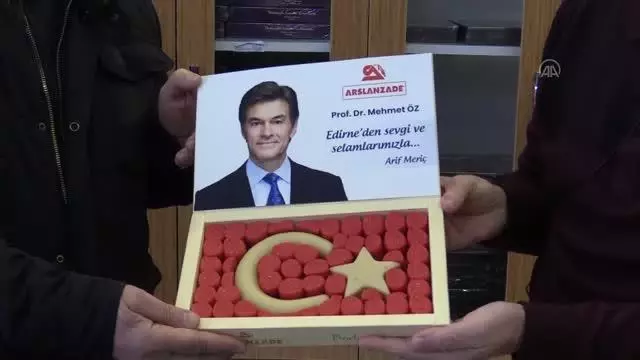 Ünlü Türk cerrahı Öz için Osmanlı'nın şifalı helvası 'devai-misk'ten Türk bayrağı yapıldı Ünlü Türk cerrahı Öz için Osmanlı'nın şifalı helvası 'devai-misk'ten Türk bayrağı yapıldı