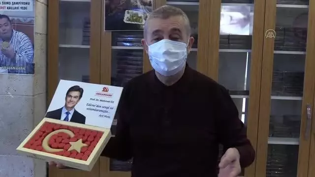 Ünlü Türk cerrahı Öz için Osmanlı'nın şifalı helvası 'devai-misk'ten Türk bayrağı yapıldı Ünlü Türk cerrahı Öz için Osmanlı'nın şifalı helvası 'devai-misk'ten Türk bayrağı yapıldı