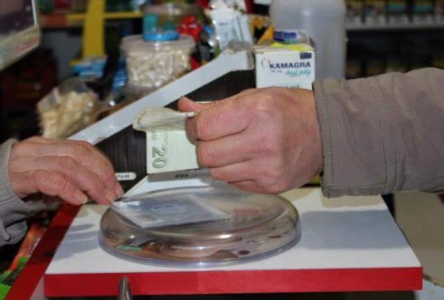 Üzerine 'Sahtekar insanların eseriyim' notunu yazdığı parayı dükkanına astı