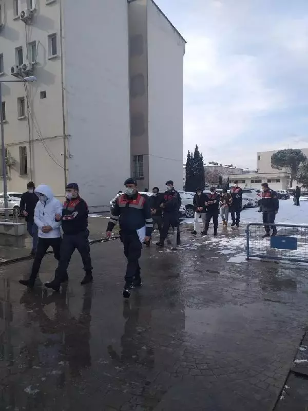 Yaylada 14 evden hırsızlık yapan 3 kişi tutuklandı Yaylada 14 evden hırsızlık yapan 3 kişi tutuklandı