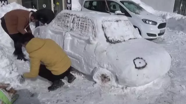 Kapanan yolları açma çalışması sürüyor Kapanan yolları açma çalışması sürüyor