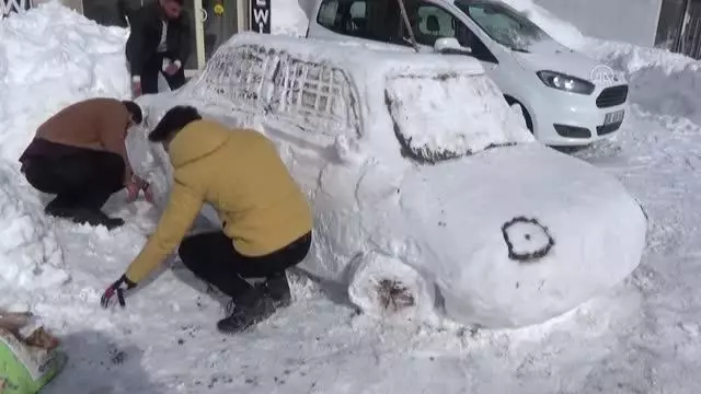 Kapanan yolları açma çalışması sürüyor Kapanan yolları açma çalışması sürüyor