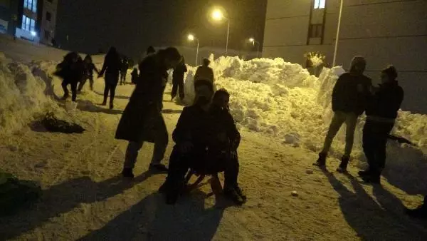 Yüksekovalı gençlerin 'kar' eğlencesi Yüksekovalı gençlerin 'kar' eğlencesi