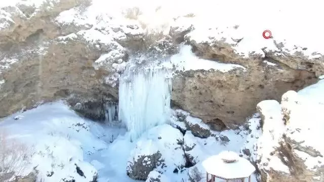 Yurdun doğusu buz tuttu...Yılın en soğuk gecesinin yaşandığı Doğu Anadolu'da şelaleler, göller, dereler dondu Yurdun doğusu buz tuttu...Yılın en soğuk gecesinin yaşandığı Doğu Anadolu'da şelaleler, göller, dereler dondu