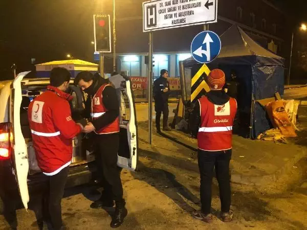 Kızılay ekipleri soğuk havada görev yapan polislere çorba ikramında bulundu Kızılay ekipleri soğuk havada görev yapan polislere çorba ikramında bulundu