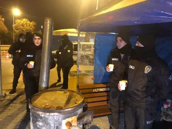 Kızılay ekipleri soğuk havada görev yapan polislere çorba ikramında bulundu Kızılay ekipleri soğuk havada görev yapan polislere çorba ikramında bulundu