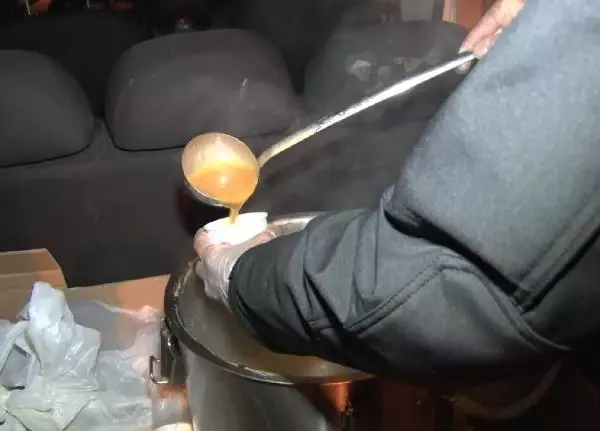 Kızılay ekipleri soğuk havada görev yapan polislere çorba ikramında bulundu Kızılay ekipleri soğuk havada görev yapan polislere çorba ikramında bulundu