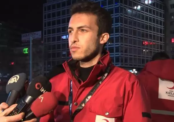 Kızılay ekipleri soğuk havada görev yapan polislere çorba ikramında bulundu Kızılay ekipleri soğuk havada görev yapan polislere çorba ikramında bulundu