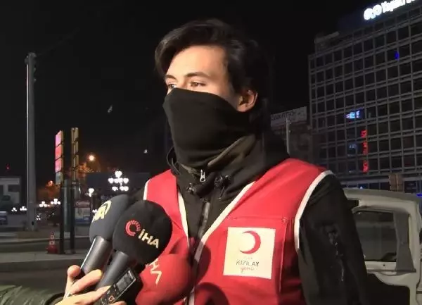 Kızılay ekipleri soğuk havada görev yapan polislere çorba ikramında bulundu Kızılay ekipleri soğuk havada görev yapan polislere çorba ikramında bulundu