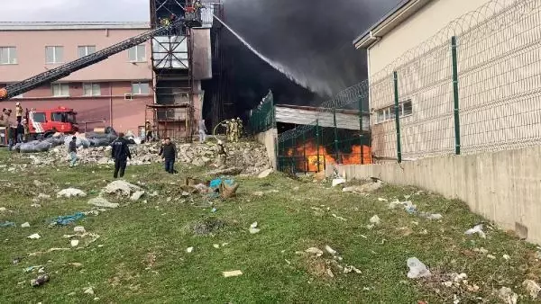 Arnavutköy'de tekstil atölyesinde yangın (1) Arnavutköy'de tekstil atölyesinde yangın (1)