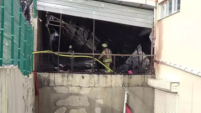 Arnavutköy'deki fabrikada çıkan yangında lüks araçlar küle döndü Arnavutköy'deki fabrikada çıkan yangında lüks araçlar küle döndü