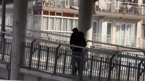 Durağın çatısına sakladığı montu giyip duygu sömürü yapan dilenci kamerada Durağın çatısına sakladığı montu giyip duygu sömürü yapan dilenci kamerada
