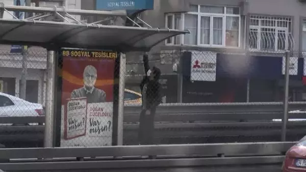 Durağın çatısına sakladığı montu giyip duygu sömürü yapan dilenci kamerada Durağın çatısına sakladığı montu giyip duygu sömürü yapan dilenci kamerada