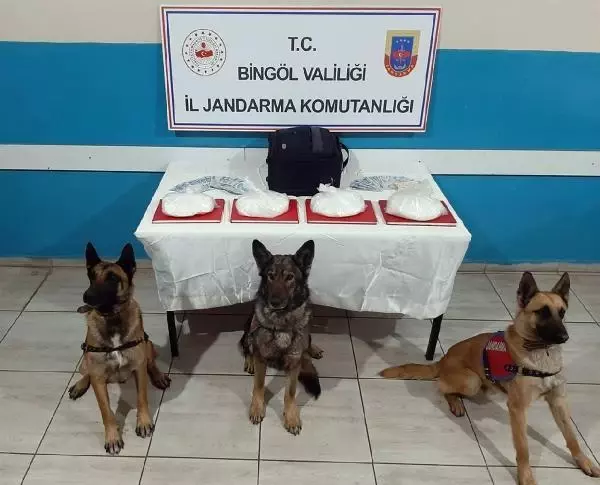 Bingöl'de, yolcu otobüsünde 4 kilo metamfetamin ele geçirildi Bingöl'de, yolcu otobüsünde 4 kilo metamfetamin ele geçirildi