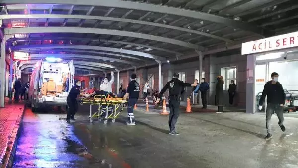 Bursa'da aşırı hız nedeniyle kontrolden çıkan otomobil ağaca çarptı, sürücü ağır yaralandı Bursa'da aşırı hız nedeniyle kontrolden çıkan otomobil ağaca çarptı, sürücü ağır yaralandı