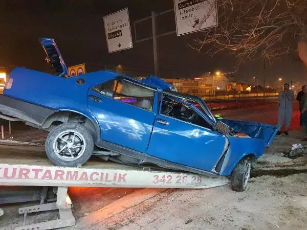 Bursa'da aşırı hız nedeniyle kontrolden çıkan otomobil ağaca çarptı, sürücü ağır yaralandı Bursa'da aşırı hız nedeniyle kontrolden çıkan otomobil ağaca çarptı, sürücü ağır yaralandı