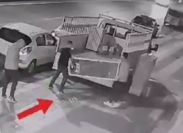 Çaldığı malzemeleri ev taşır gibi kamyonete yükleyip götüren şüpheli, yakalandı Çaldığı malzemeleri ev taşır gibi kamyonete yükleyip götüren şüpheli, yakalandı