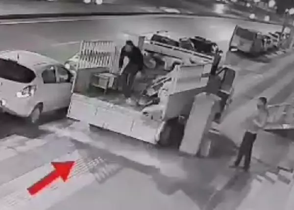 Çaldığı malzemeleri ev taşır gibi kamyonete yükleyip götüren şüpheli, yakalandı Çaldığı malzemeleri ev taşır gibi kamyonete yükleyip götüren şüpheli, yakalandı