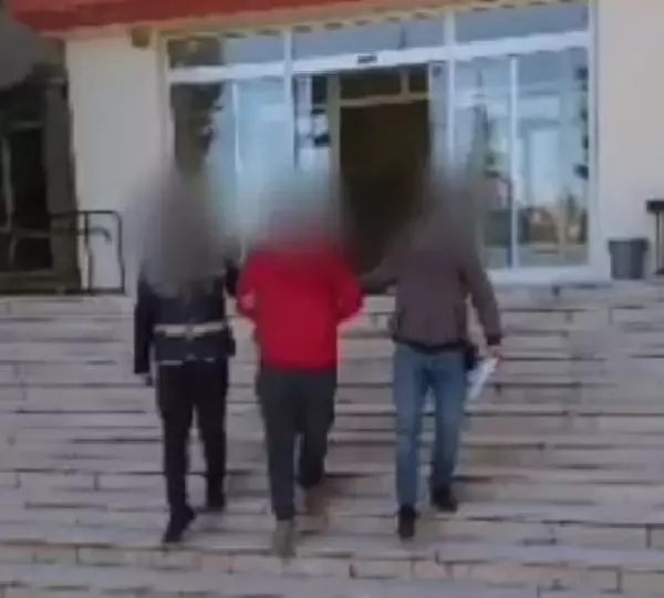 Çaldığı malzemeleri ev taşır gibi kamyonete yükleyip götüren şüpheli, yakalandı Çaldığı malzemeleri ev taşır gibi kamyonete yükleyip götüren şüpheli, yakalandı