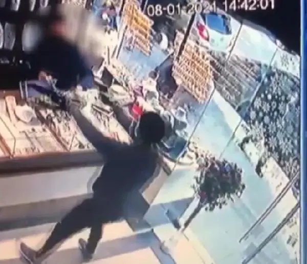 Çekmeköy'deki kuyumcu soyguncuları yakalandı; Soygun anları kamerada Çekmeköy'deki kuyumcu soyguncuları yakalandı; Soygun anları kamerada