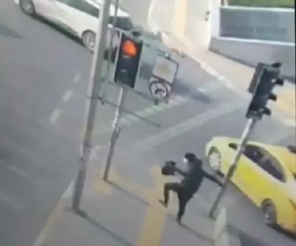 Çekmeköy'deki kuyumcu soyguncuları yakalandı; Soygun anları kamerada Çekmeköy'deki kuyumcu soyguncuları yakalandı; Soygun anları kamerada
