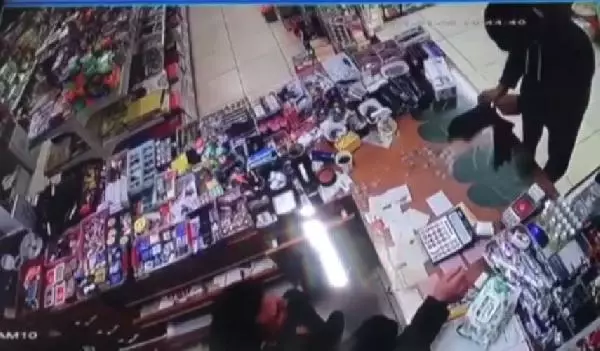 Çekmeköy'deki kuyumcu soyguncuları yakalandı; Soygun anları kamerada Çekmeköy'deki kuyumcu soyguncuları yakalandı; Soygun anları kamerada