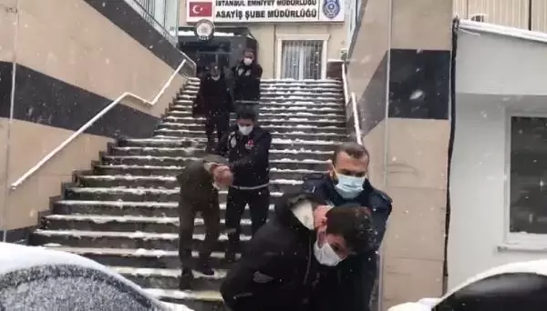 Çekmeköy'deki kuyumcu soyguncuları yakalandı; Soygun anları kamerada Çekmeköy'deki kuyumcu soyguncuları yakalandı; Soygun anları kamerada
