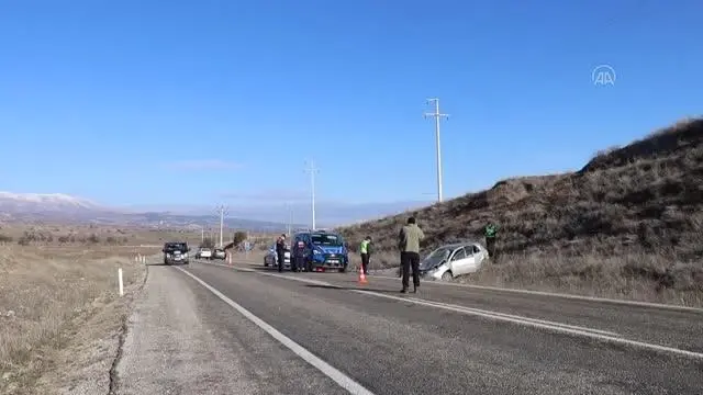 Devrilen otomobildeki yaşlı kadın hayatını kaybetti, oğlu yaralandı Devrilen otomobildeki yaşlı kadın hayatını kaybetti, oğlu yaralandı