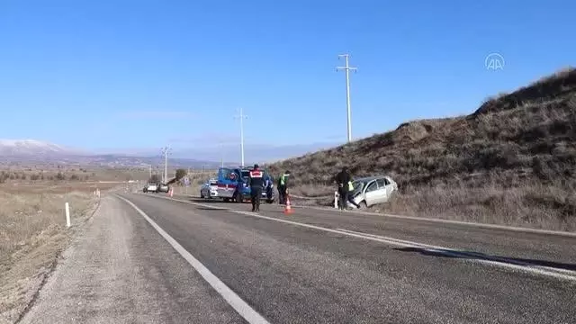 Devrilen otomobildeki yaşlı kadın hayatını kaybetti, oğlu yaralandı Devrilen otomobildeki yaşlı kadın hayatını kaybetti, oğlu yaralandı
