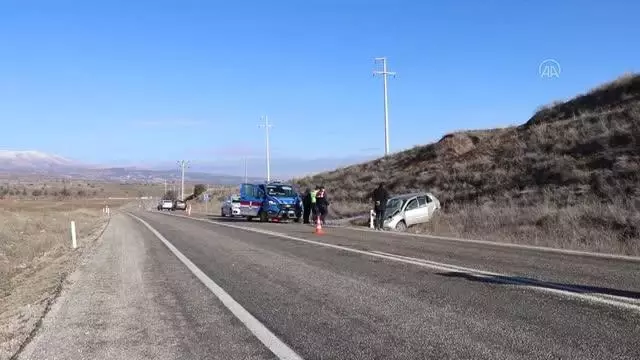Devrilen otomobildeki yaşlı kadın hayatını kaybetti, oğlu yaralandı Devrilen otomobildeki yaşlı kadın hayatını kaybetti, oğlu yaralandı