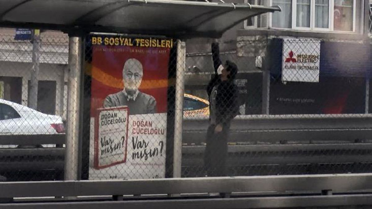Durağın çatısına sakladığı montu giyip duygu sömürüsü yapan dilenci kamerada
