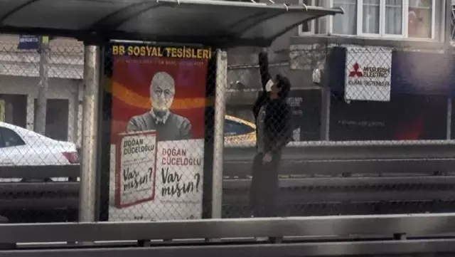 Durağın çatısına sakladığı montu giyip duygu sömürüsü yapan dilenci kamerada Durağın çatısına sakladığı montu giyip duygu sömürüsü yapan dilenci kamerada