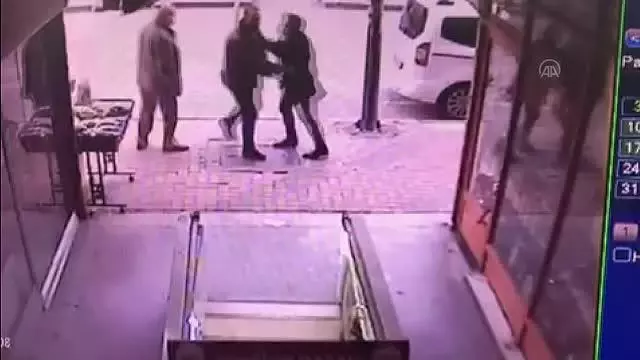 Son dakika haberi: Esnafın kavgası kameraya yansıdı Son dakika haberi: Esnafın kavgası kameraya yansıdı