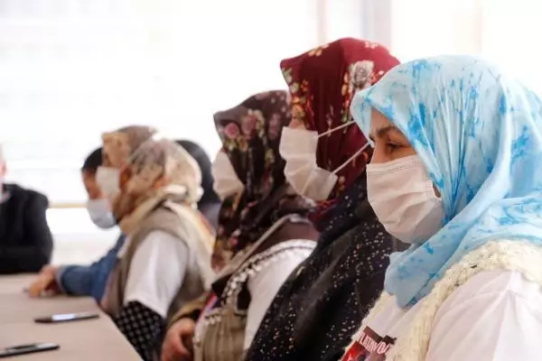 Evlat nöbetindeki anneden zafer işareti yapan HDP'li vekile tepki Evlat nöbetindeki anneden zafer işareti yapan HDP'li vekile tepki